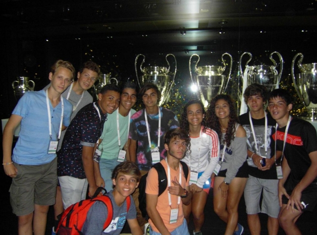 Con los trofeos del equipo.jpg